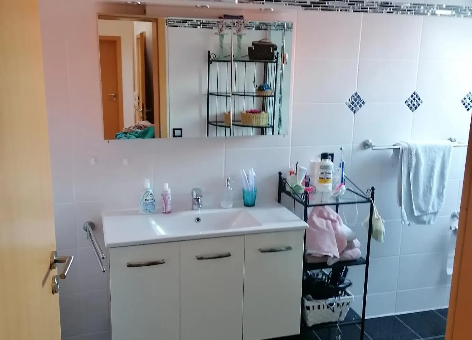 Helles Gaestezimmer Mit Kleinkueche Und Badbenutzung Schwabmunchen Apartment