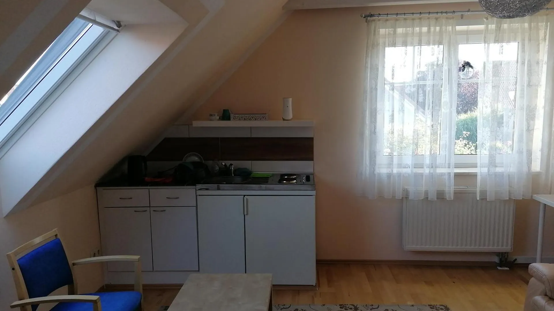 Apartment Helles Gaestezimmer Mit Kleinkueche Und Badbenutzung Schwabmunchen
